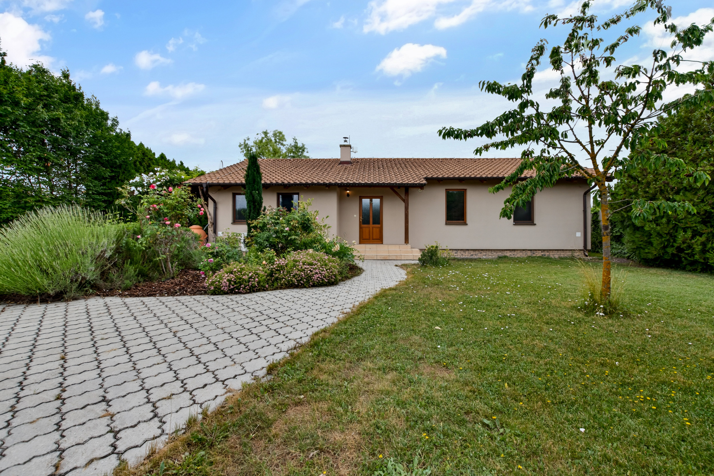 Rodinný bungalov s veľkým pozemkom 1 893 m², terasou a súkromím – Trstená na Ostrove