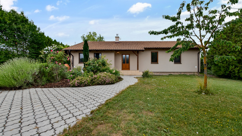 Rodinný bungalov s veľkým pozemkom 1 893 m², terasou a súkromím – Trstená na Ostrove