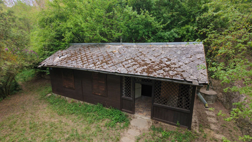 Chata na samote. Pozemok 5402m2, Ratnovce, pri Piešťanoch.