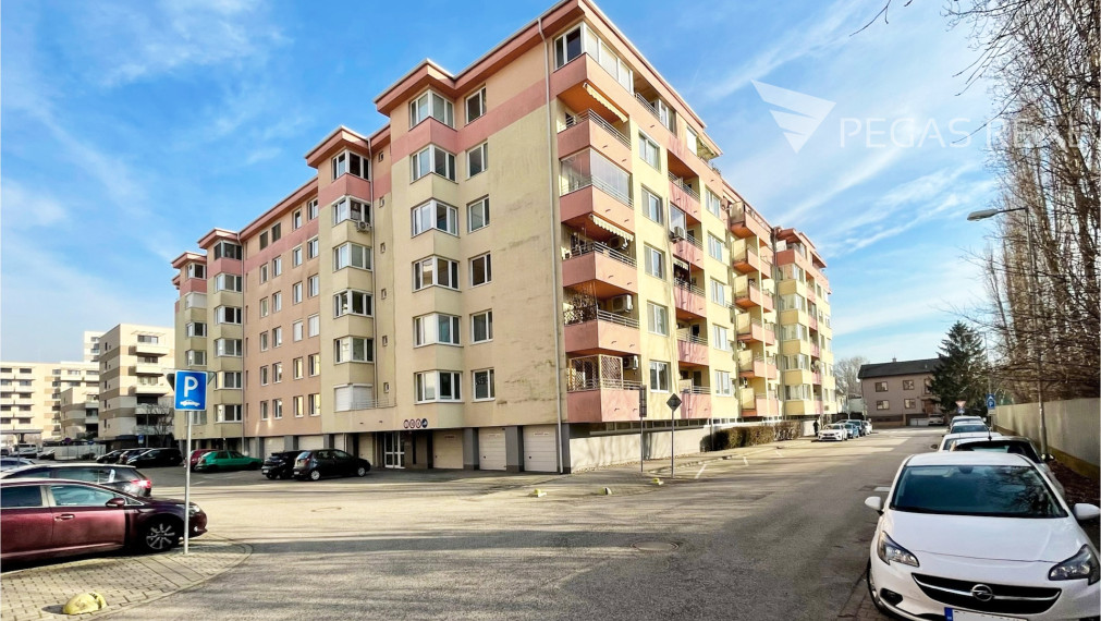 **PREDANÝ** Priestranný kompletne zariadený 2i byt s klimatizáciou za bezkonkurenčnú cenu, Ružinov