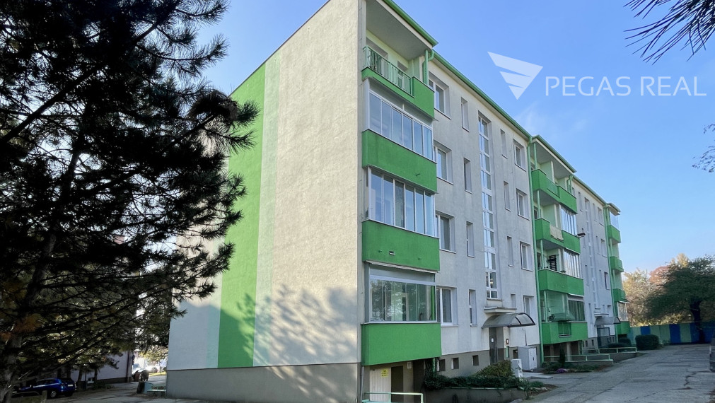 **PREDANÝ** Priestranný, kompletne zariadený 3i byt s dvoma loggiami, Dopravná ul., Rača