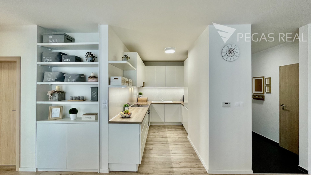 **PREDANÝ** Priestranný klimatizovaný 3i byt s dvoma balkónmi v lukratívnom projekte Záhradné Vily
