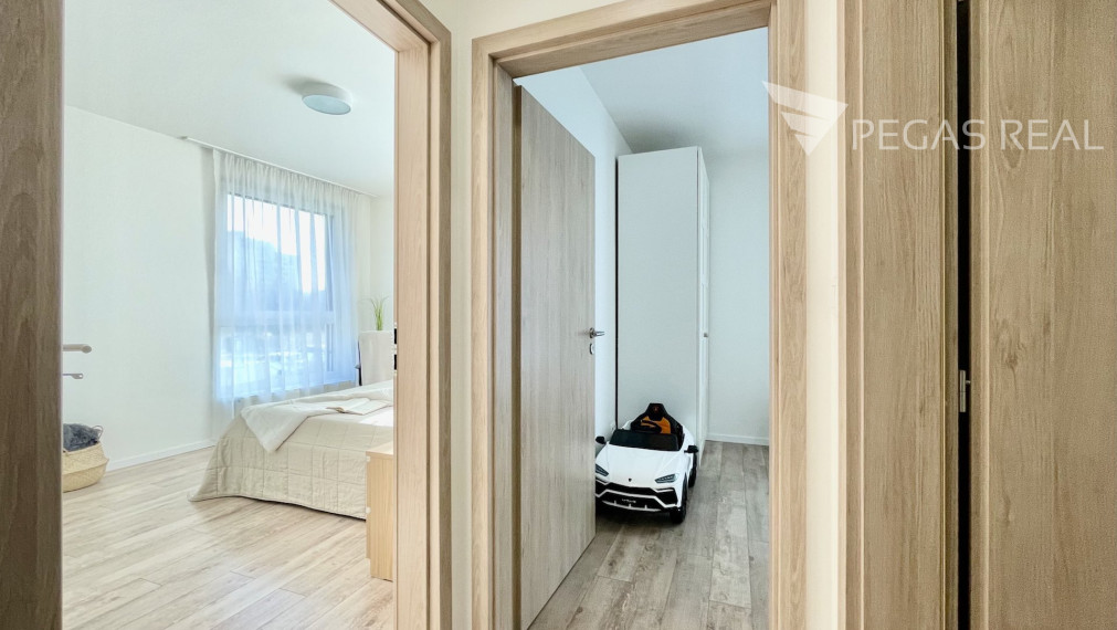 **PREDANÝ** Priestranný klimatizovaný 3i byt s dvoma balkónmi v lukratívnom projekte Záhradné Vily