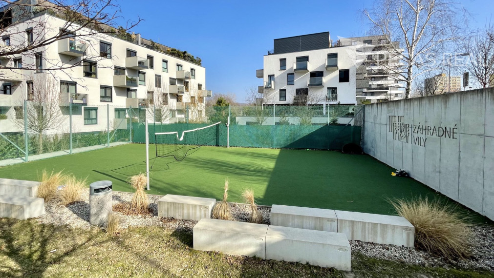 **PREDANÝ** Priestranný klimatizovaný 3i byt s dvoma balkónmi v lukratívnom projekte Záhradné Vily