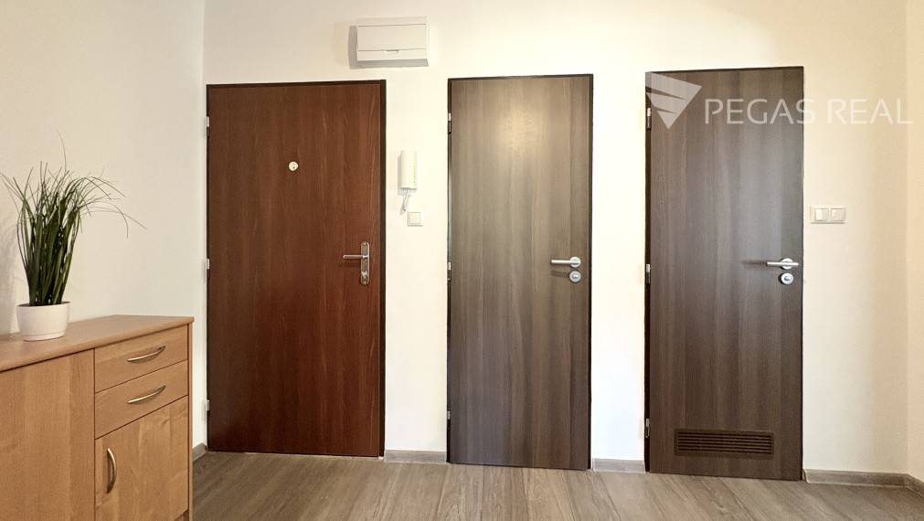 **PREDANÝ** Priestranný 2i byt s balkónom neďaleko Horského parku, Sokolská ul.