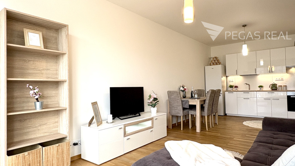 **PREDANÝ** Slnečný, kompletne zariadený 3-izbový byt s balkónom v Cubicon Gardens
