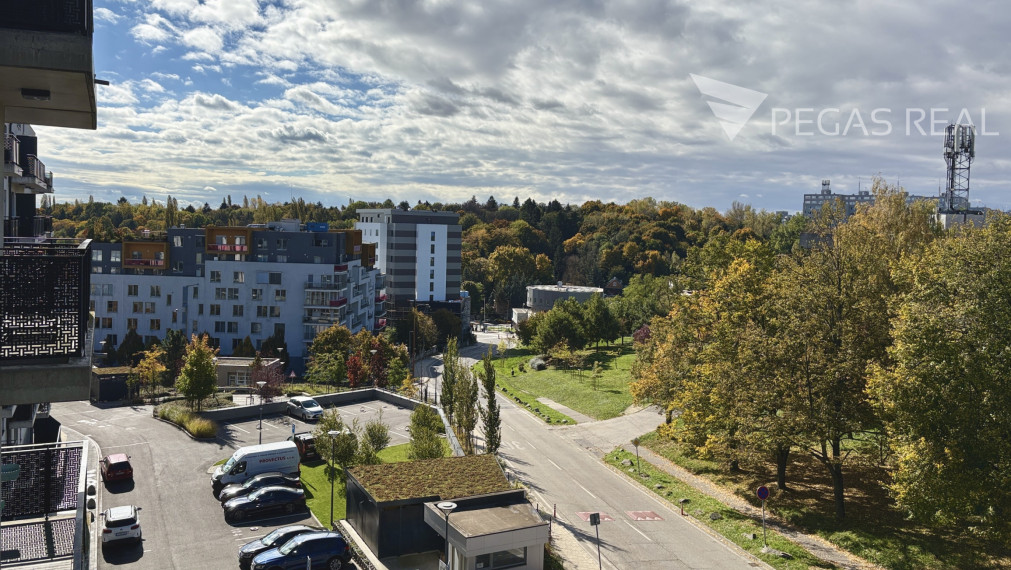 **PREDANÝ** Slnečný, kompletne zariadený 3-izbový byt s balkónom v Cubicon Gardens
