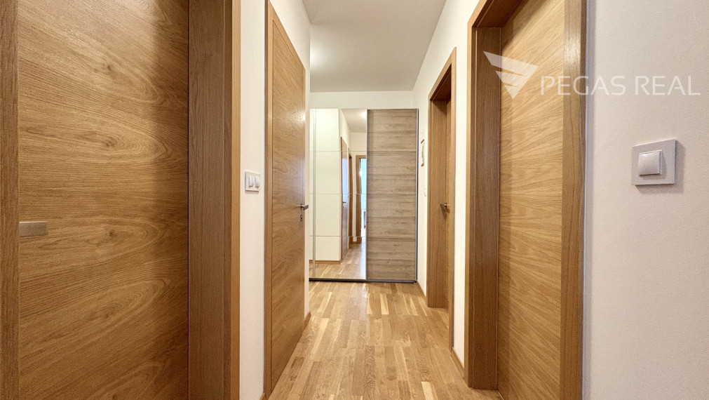 **PREDANÝ** Slnečný, kompletne zariadený 3-izbový byt s balkónom v Cubicon Gardens