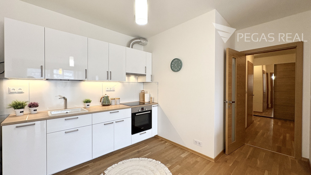 **PREDANÝ** Slnečný, kompletne zariadený 3-izbový byt s balkónom v Cubicon Gardens