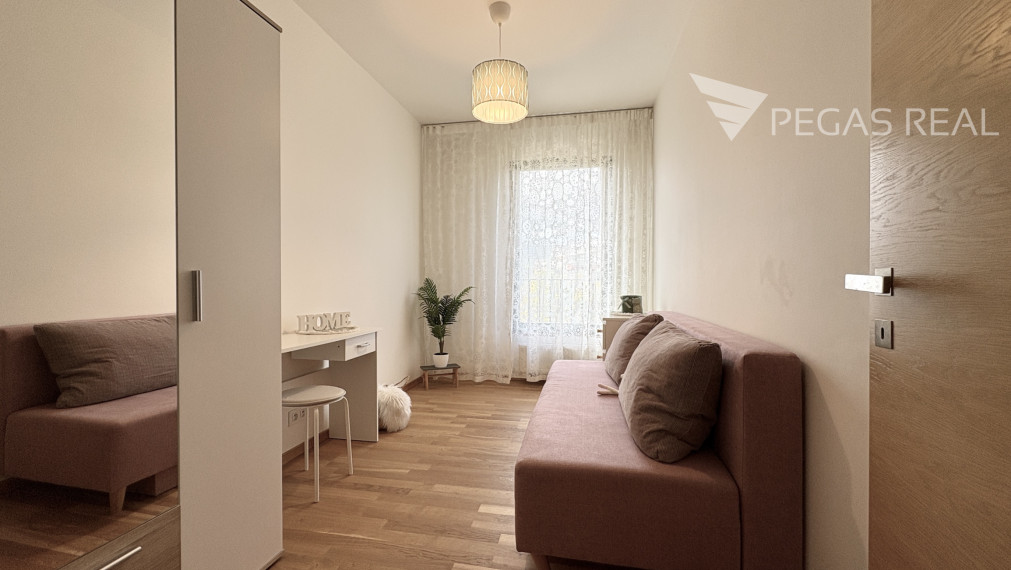**PREDANÝ** Slnečný, kompletne zariadený 3-izbový byt s balkónom v Cubicon Gardens