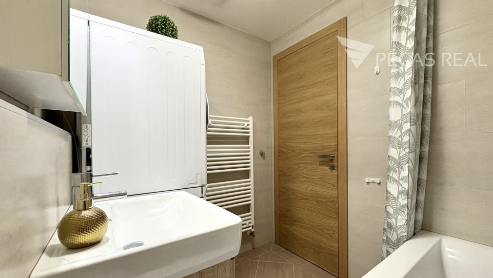 **PREDANÝ** Slnečný, kompletne zariadený 3-izbový byt s balkónom v Cubicon Gardens