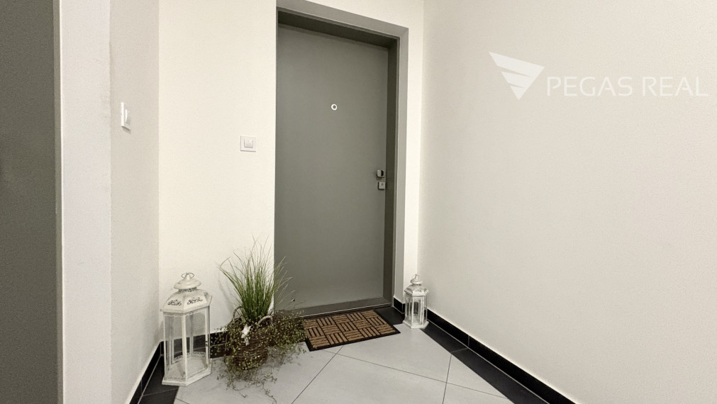 **PREDANÝ** Slnečný, kompletne zariadený 3-izbový byt s balkónom v Cubicon Gardens