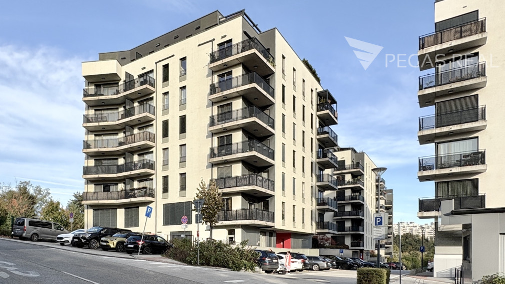 **PREDANÝ** Slnečný, kompletne zariadený 3-izbový byt s balkónom v Cubicon Gardens