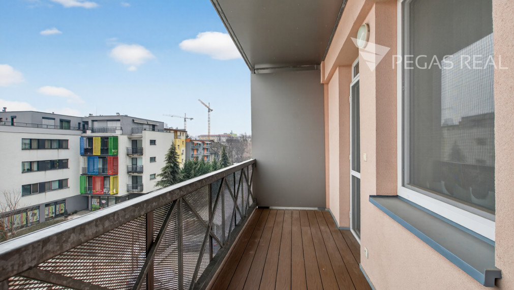 **PREDANÝ** Prémiový veľkometrážny kompletne zariadený 3i byt s balkónom v Ružinove