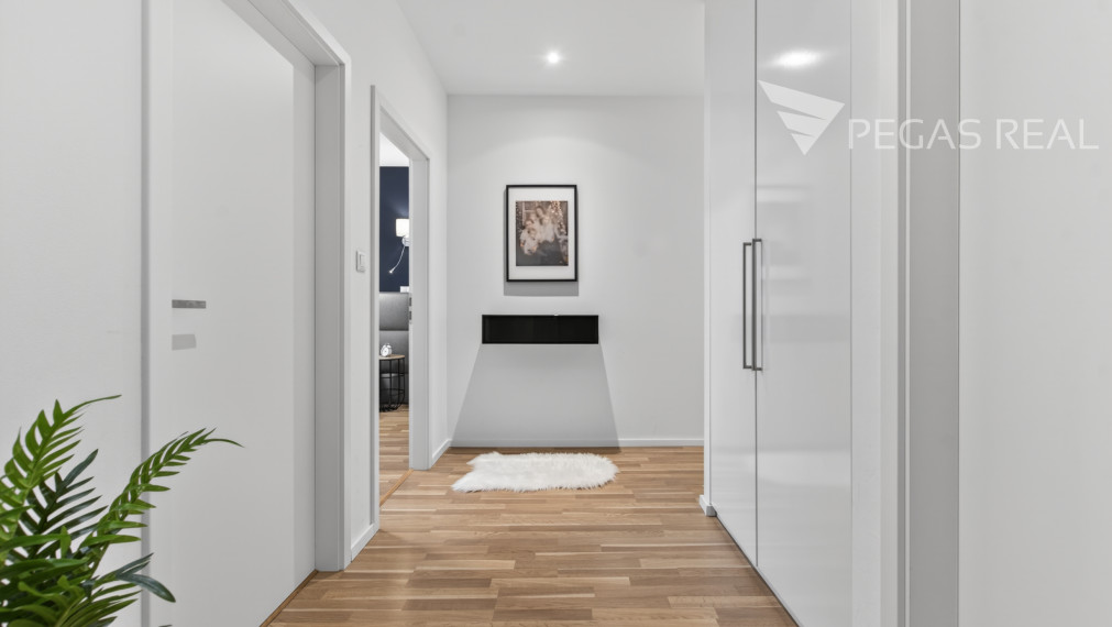 **PREDANÝ** Prémiový veľkometrážny kompletne zariadený 3i byt s balkónom v Ružinove