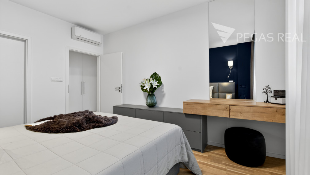 **PREDANÝ** Prémiový veľkometrážny kompletne zariadený 3i byt s balkónom v Ružinove