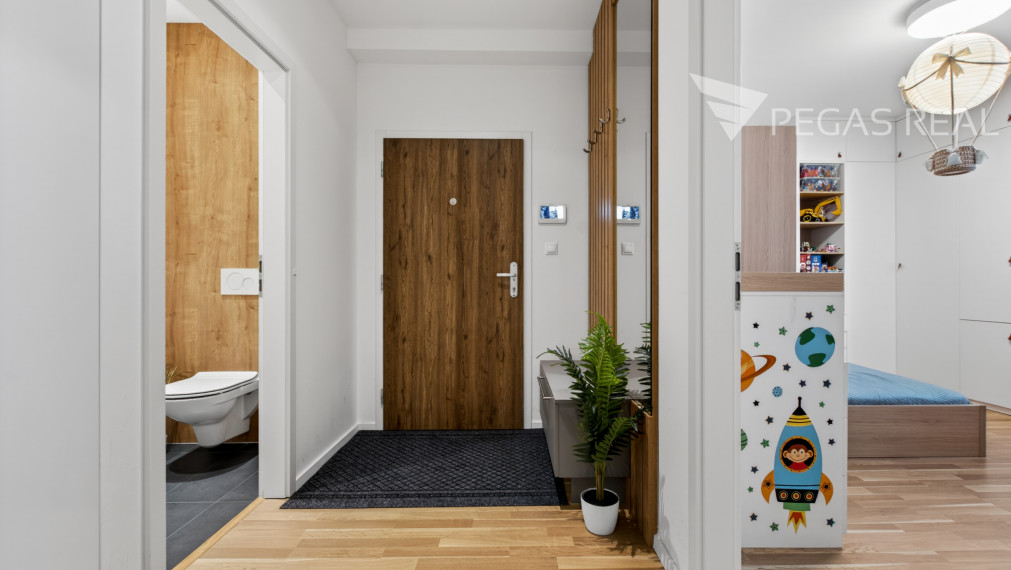 **PREDANÝ** Prémiový veľkometrážny kompletne zariadený 3i byt s balkónom v Ružinove