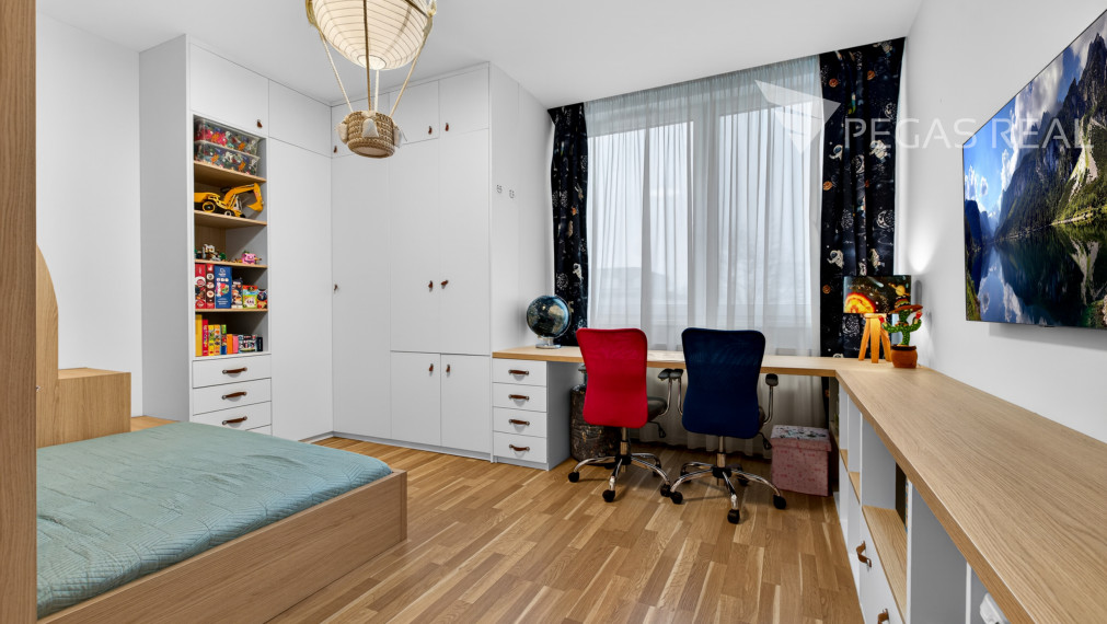 **PREDANÝ** Prémiový veľkometrážny kompletne zariadený 3i byt s balkónom v Ružinove