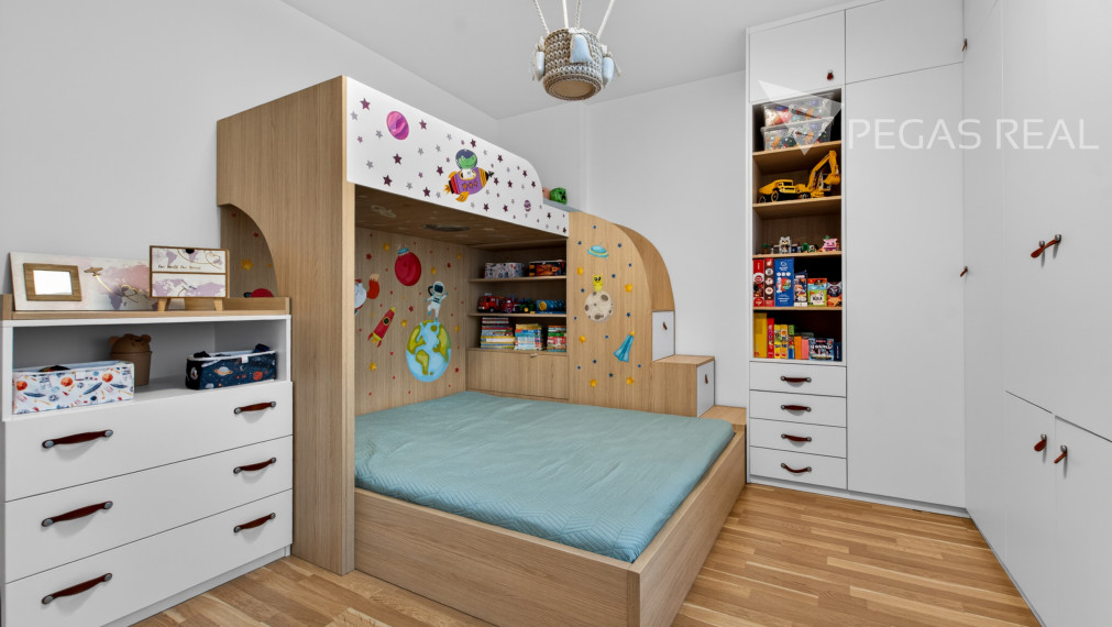 **PREDANÝ** Prémiový veľkometrážny kompletne zariadený 3i byt s balkónom v Ružinove