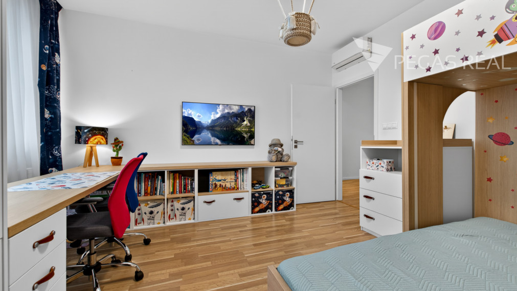 **PREDANÝ** Prémiový veľkometrážny kompletne zariadený 3i byt s balkónom v Ružinove
