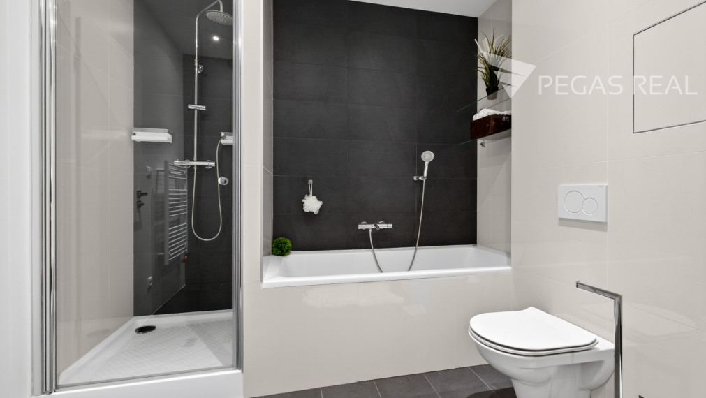 **PREDANÝ** Prémiový veľkometrážny kompletne zariadený 3i byt s balkónom v Ružinove
