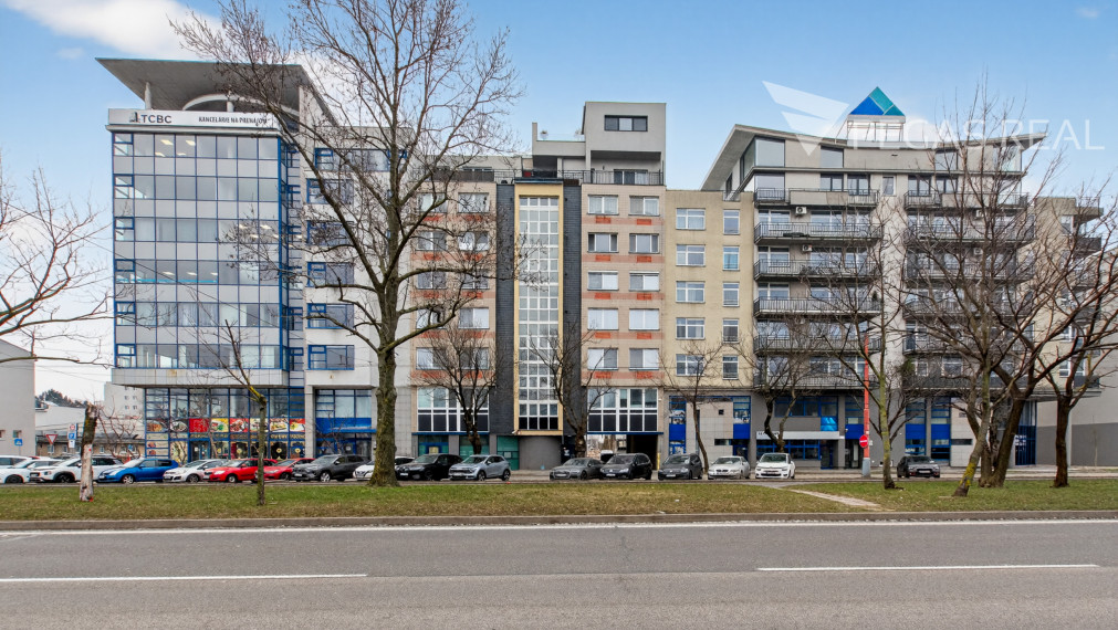 **PREDANÝ** Prémiový veľkometrážny kompletne zariadený 3i byt s balkónom v Ružinove