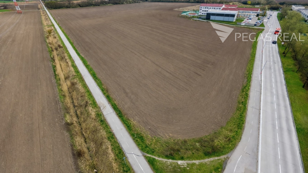 Stavebný pozemok 14 306 m² pre 18 rodinných domov – Chorvátsky Grob