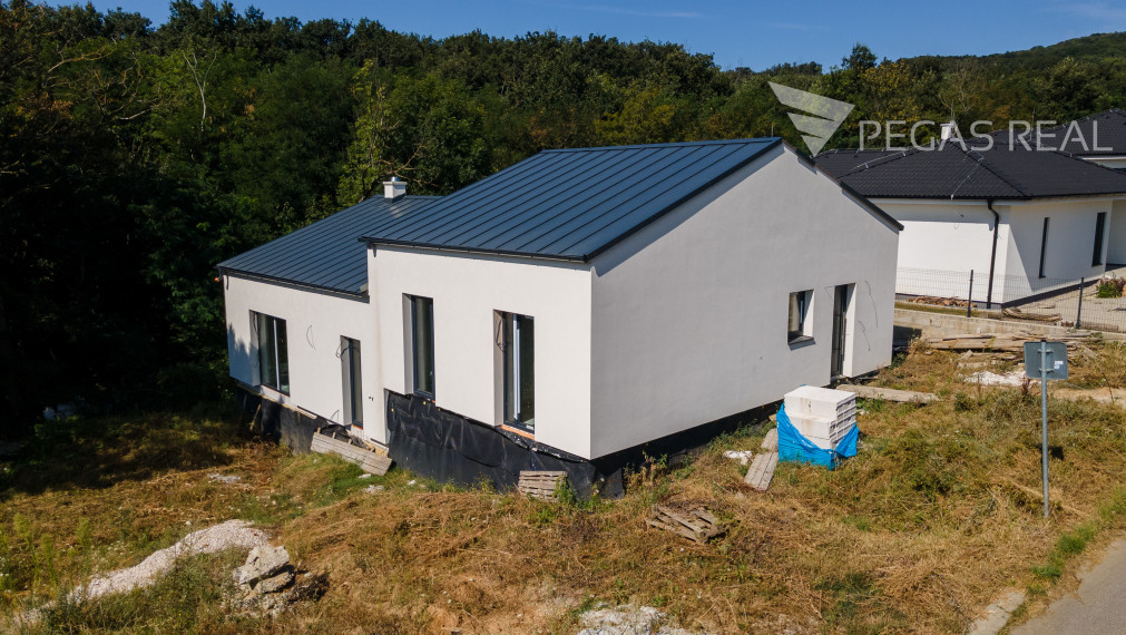 Hľadáte zaujímavý dom ? Nitra - Štitáte : na predaj krásny 4-izbový dom.