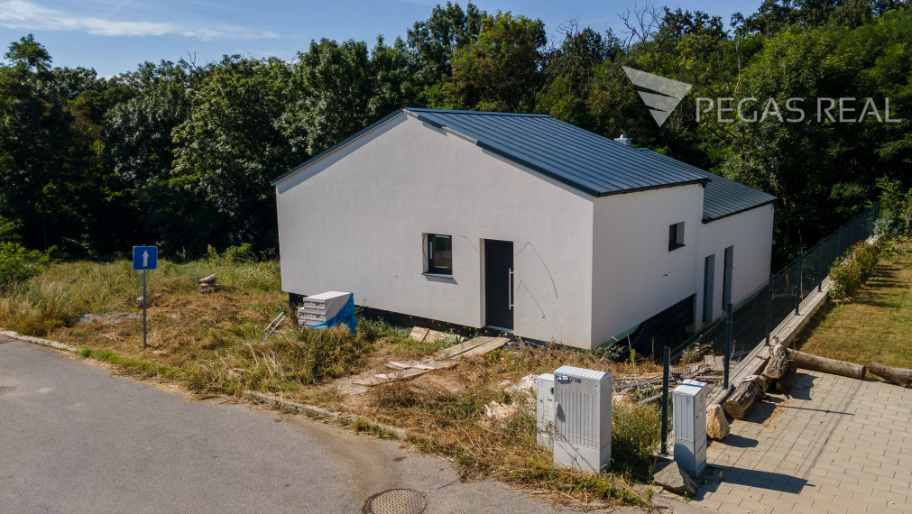 Hľadáte zaujímavý dom ? Nitra - Štitáte : na predaj krásny 4-izbový dom.