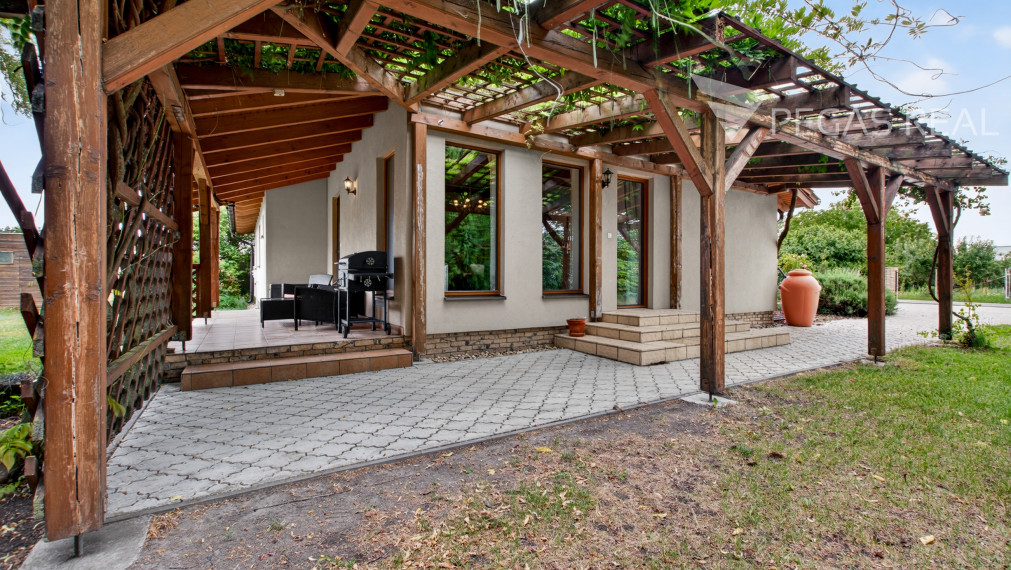 Rodinný bungalov s veľkým pozemkom 1 893 m², terasou a súkromím – Trstená na Ostrove