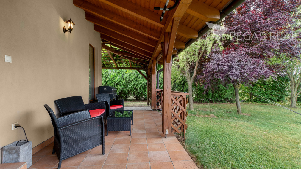 Rodinný bungalov s veľkým pozemkom 1 893 m², terasou a súkromím – Trstená na Ostrove