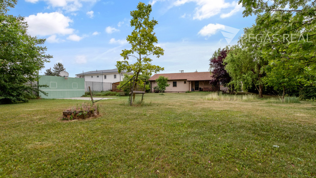 Rodinný bungalov s veľkým pozemkom 1 893 m², terasou a súkromím – Trstená na Ostrove