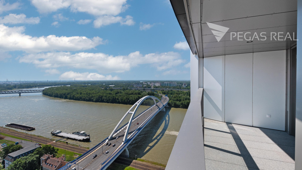 3-IZBOVÝ BYT V EUROVEA TOWER S PANORAMATICKÝM VÝHĽADOM NA DUNAJ + 2x PARKING