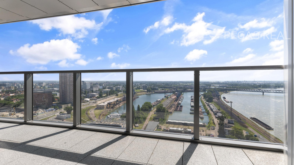 3-IZBOVÝ BYT V EUROVEA TOWER S PANORAMATICKÝM VÝHĽADOM NA DUNAJ + 2x PARKING