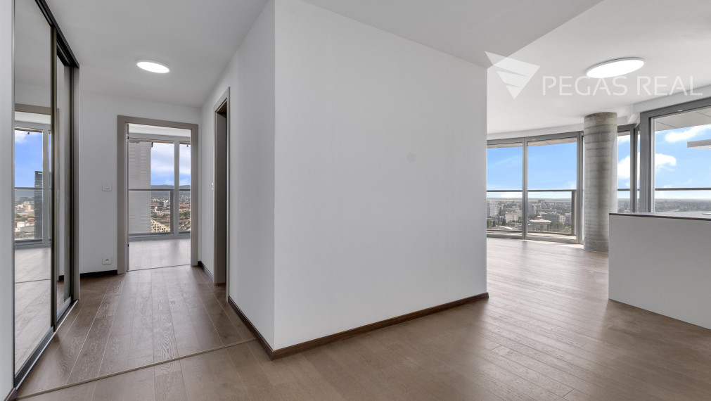 3-IZBOVÝ BYT V EUROVEA TOWER S PANORAMATICKÝM VÝHĽADOM NA DUNAJ + 2x PARKING