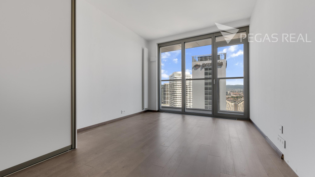 3-IZBOVÝ BYT V EUROVEA TOWER S PANORAMATICKÝM VÝHĽADOM NA DUNAJ + 2x PARKING
