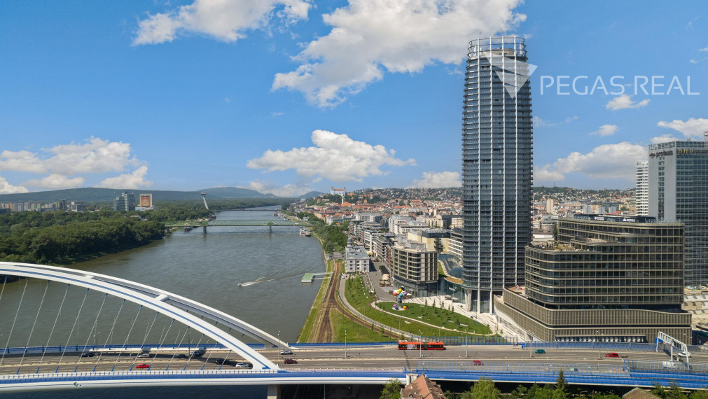 3-IZBOVÝ BYT V EUROVEA TOWER S PANORAMATICKÝM VÝHĽADOM NA DUNAJ + 2x PARKING