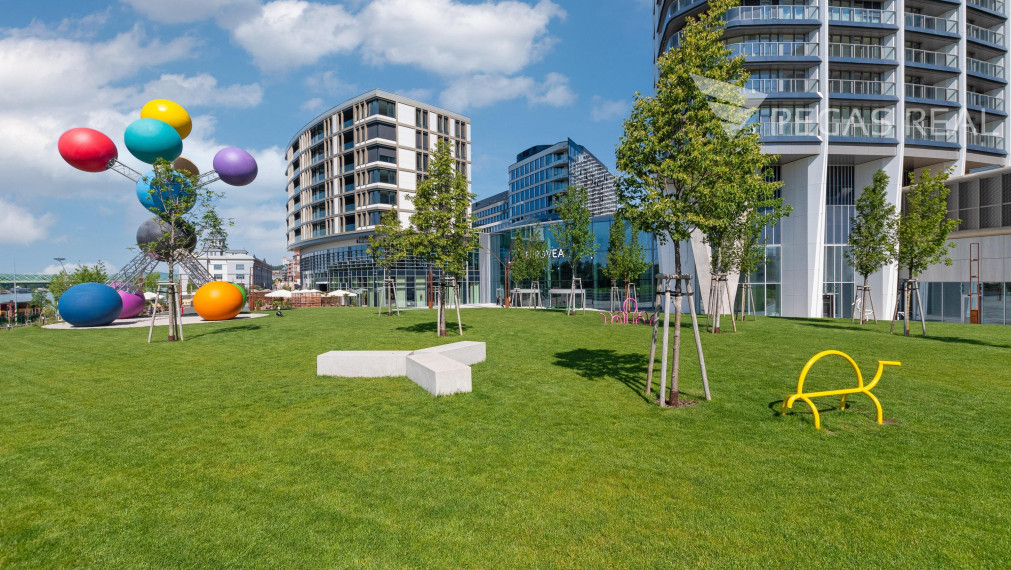 3-IZBOVÝ BYT V EUROVEA TOWER S PANORAMATICKÝM VÝHĽADOM NA DUNAJ + 2x PARKING