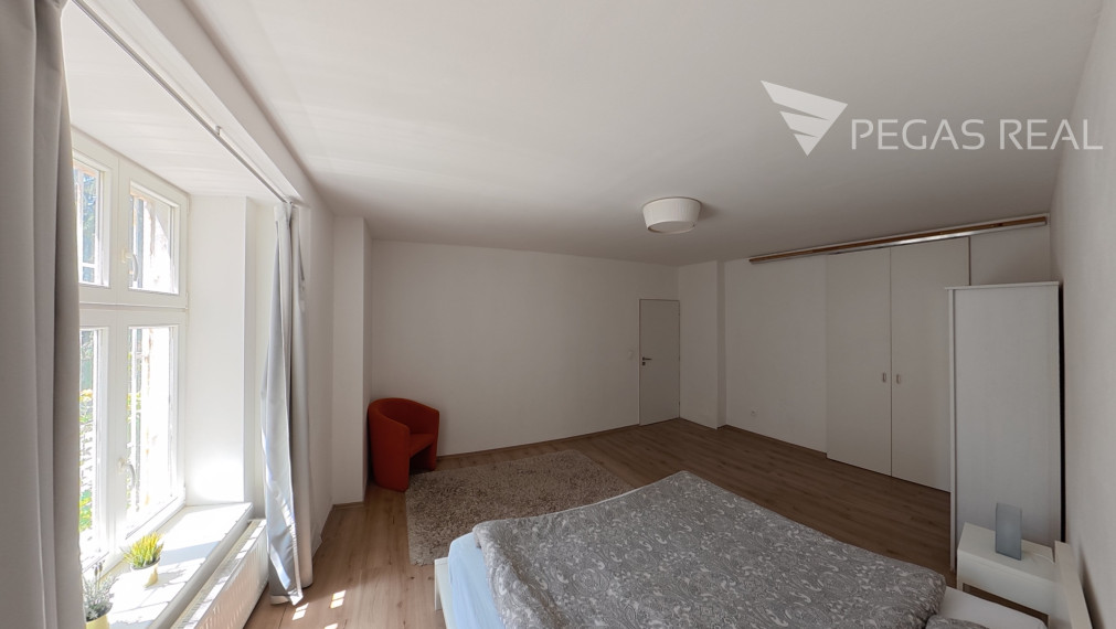 Priestranný 2-izbový byt s výmerou 70 m² v centre Bratislavy – Palisády