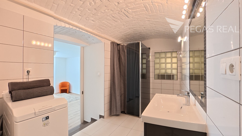 Priestranný 2-izbový byt s výmerou 70 m² v centre Bratislavy – Palisády