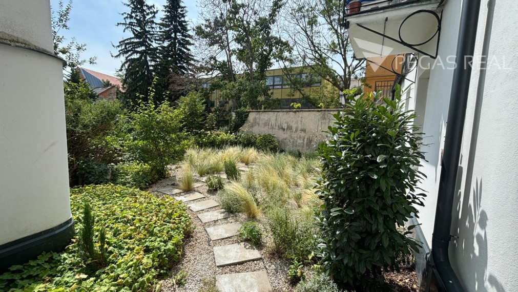 Priestranný 2-izbový byt s výmerou 70 m² v centre Bratislavy – Palisády