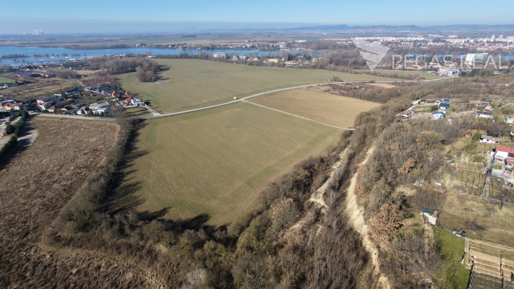 Pozemok na samote. Ratnovce, Banka pri Piešťanoch, 5402m2