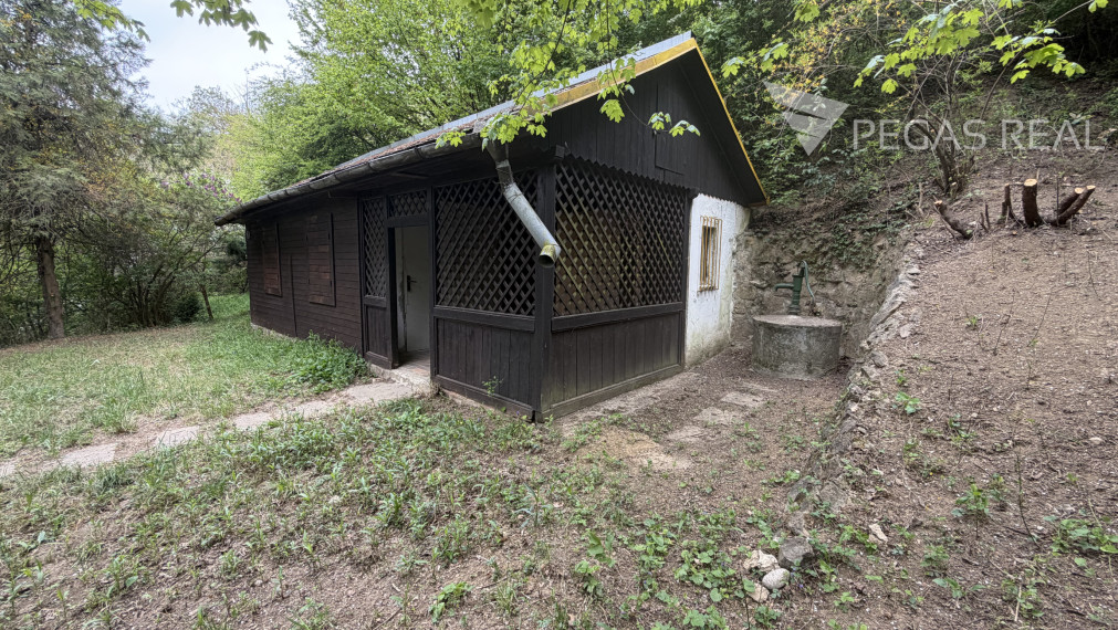 Chata na samote. Pozemok 5402m2, Ratnovce, pri Piešťanoch.
