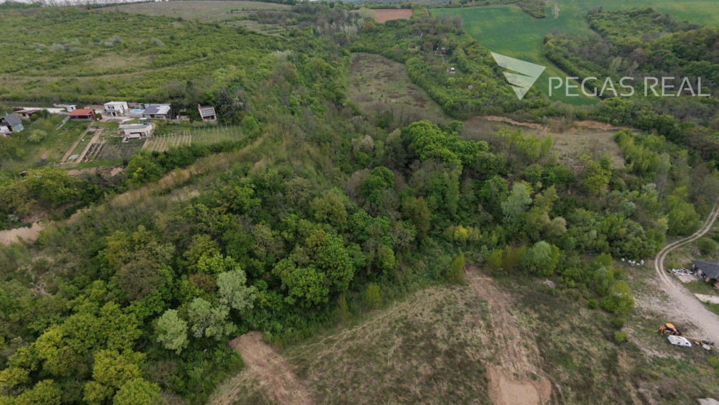 Chata na samote. Pozemok 5402m2, Ratnovce, pri Piešťanoch.