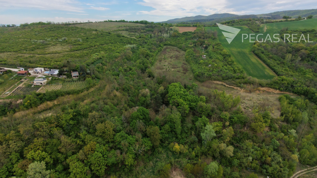 Chata na samote. Pozemok 5402m2, Ratnovce, pri Piešťanoch.