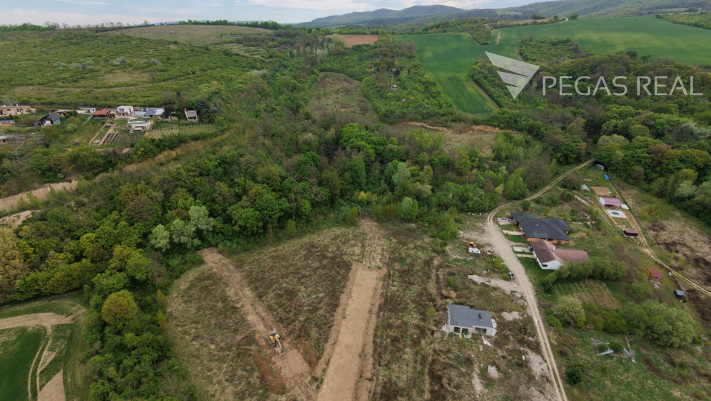 Chata na samote. Pozemok 5402m2, Ratnovce, pri Piešťanoch.