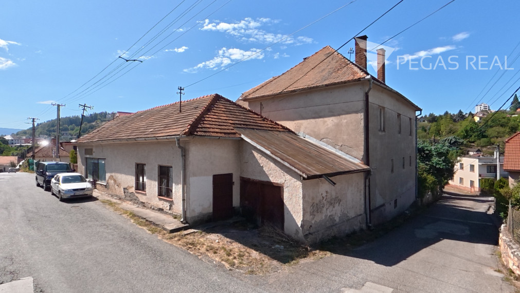 RODINNÝ DOM S VÝHĽADOM A PRÁVOPLATNÝM STAVEBNÝM POVOLENÍM NA 6 BYTOV – NOVÁ BAŇA