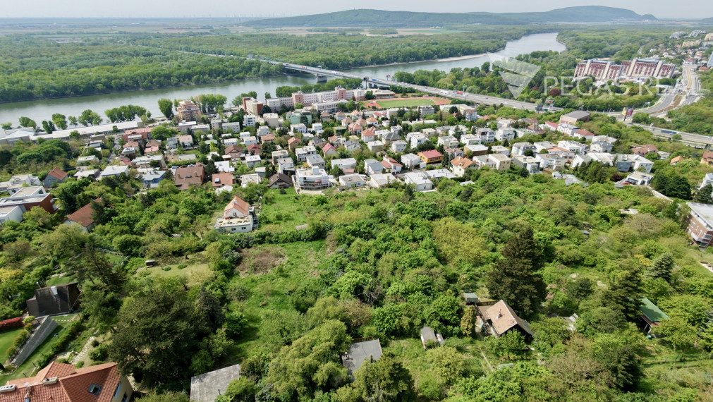 Pozemok s výhľadom na Hradnom kopci. Bôrik, Bratislava