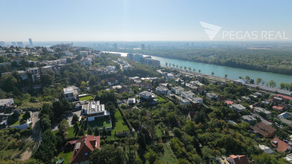 Pozemok s výhľadom na Hradnom kopci. Bôrik, Bratislava