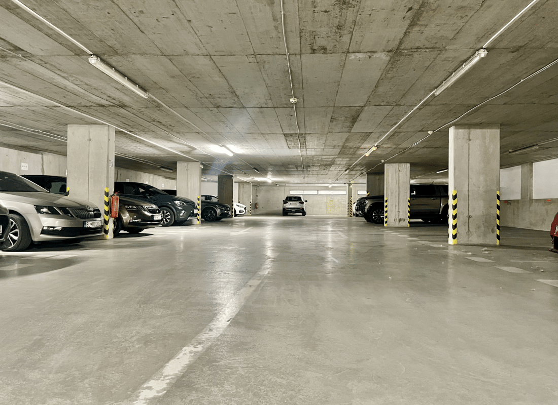 Garážové státie v Ružinove: praktické parkovanie aj výhodná investícia